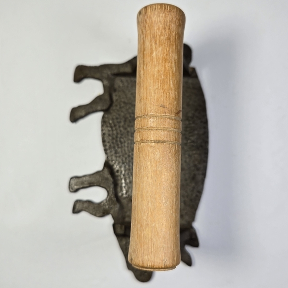 Vintage Cast Iron Bacon Press Pig Shaped Wooden Handle - Picture 4 of 7